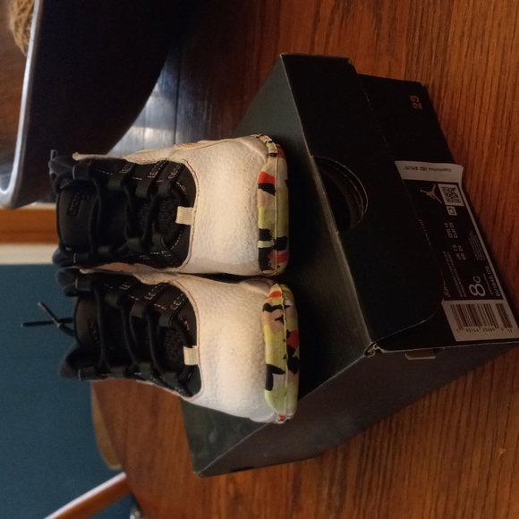 Michael  Jordan   retro shoes ,white and black. Excellent  condition - Picture 1 of 4